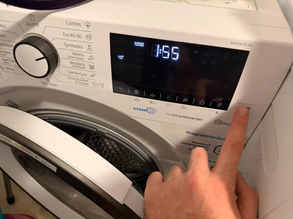 A legtöbb magyar újra beindítja a mosógépet közvetlenül a ruhák kimosása után, és ezzel nagy hibát követnek el