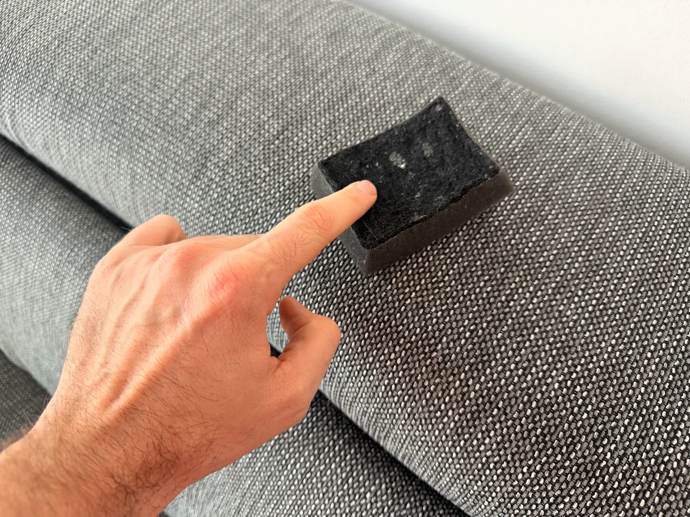 Az otthoni folttisztítás legnagyobb hibája a súrolás. Van azonban egy módszer, ami az esetek 95%-ában működik