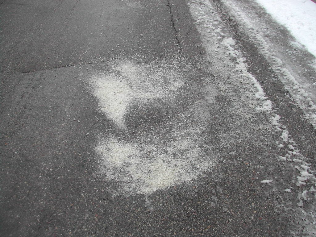 Ne szórd többé sóval a jeges járdát! Ez az egyszerű megoldás nem teszi tönkre a növényeket