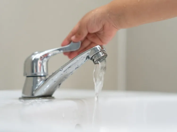 Ebből a 4 jelből azonnal felismerheted, hogy kemény a víz az otthonodban – a gyors megoldáshoz szerelő sem kell