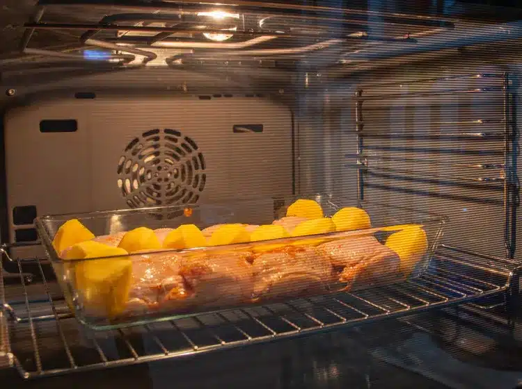 A sütő egyenletesebben és gyorsabban süt ettől, mégis kevesen tisztítják ezt a kulcsfontosságú alkatrészt