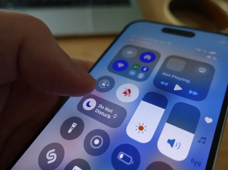 Ez az apró ikon a mobilodon bajt jelezhet. Egy kattintással kikapcsolhatod a megfigyelést