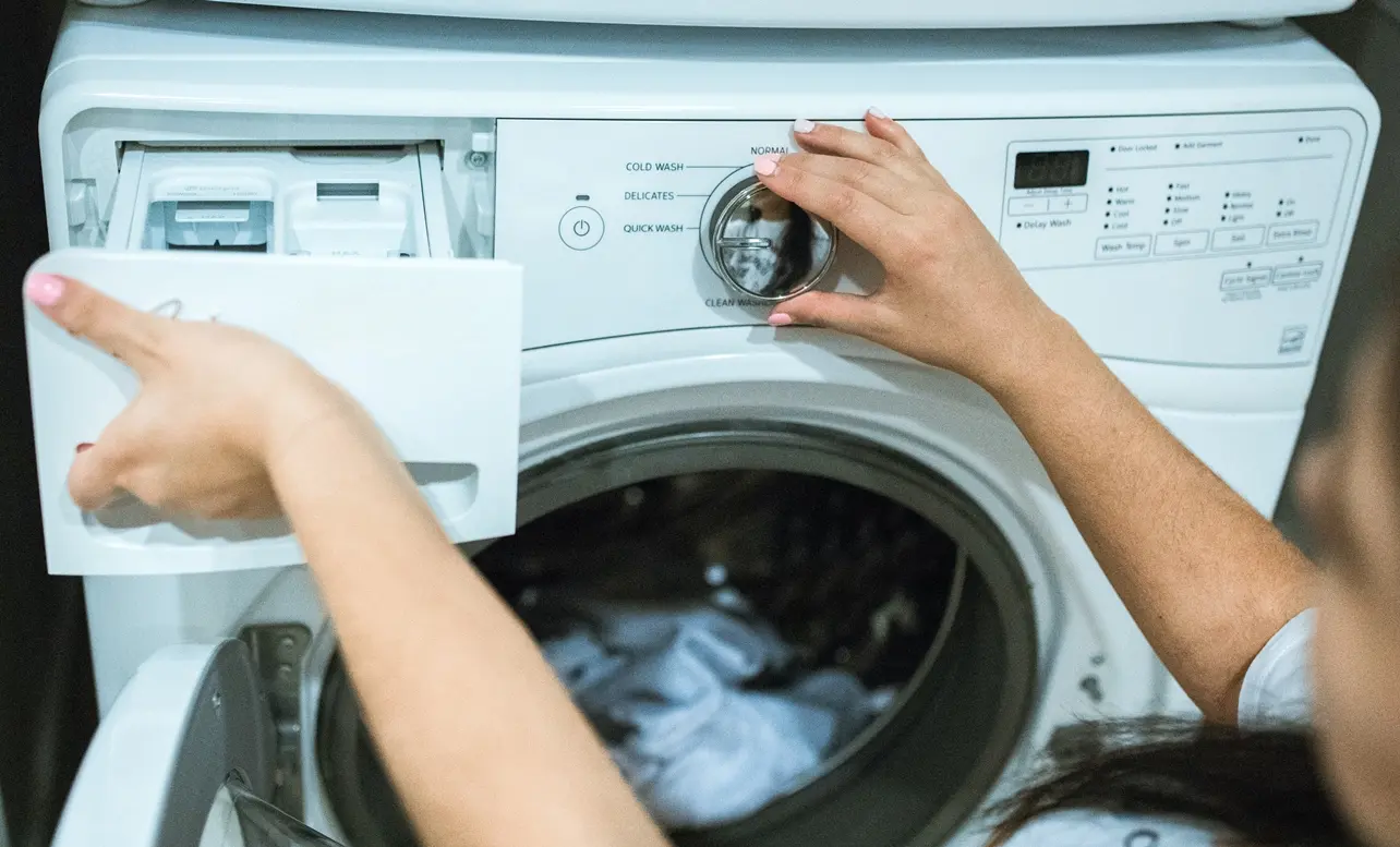 Tudod, mi történik, ha egy nedves törlőkendőt dobsz a mosógépbe? Egy trükk, amit ezután állandóan használni fogsz
