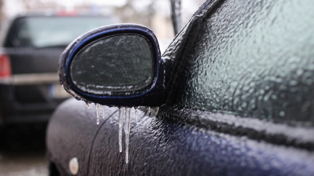 Kiadták a figyelmeztetést: ismét lecsap 3 vármegyére az ónos eső