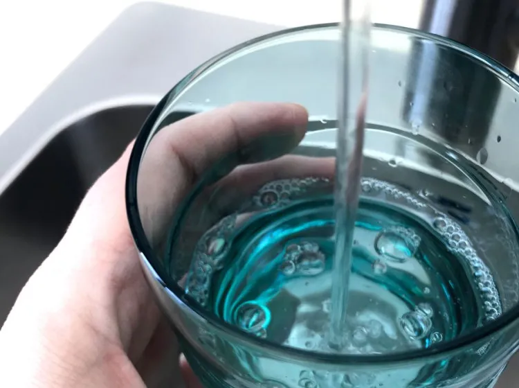 Csapvíz kontra palackozott víz: a tudósok végre kimondták, melyik tesz valóban jót az egészségednek