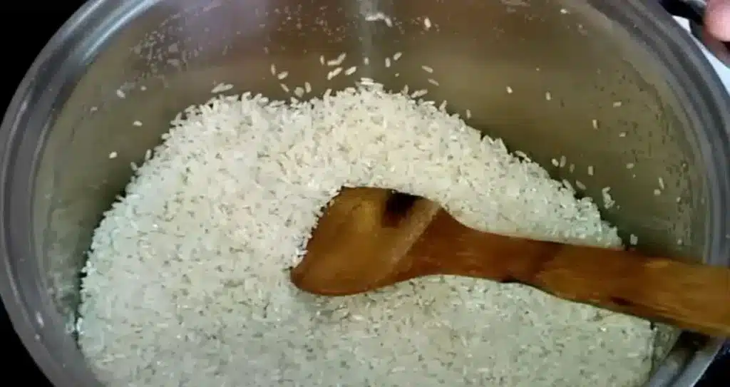 Pergős rizs görög módra: könnyű, illatos és egyszerű köret