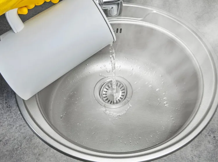 Miért ne öntse soha a forró vizet a vízforralóból közvetlenül a mosogatóba? Könnyen százezres kárt okozhat vele