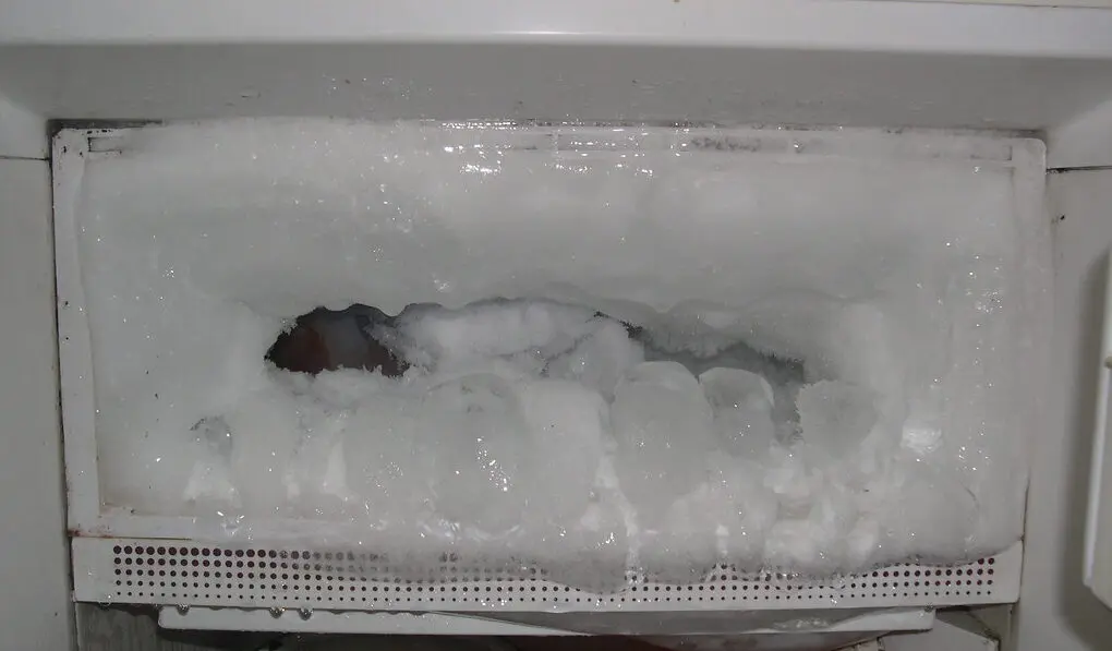 Mindenkinek ott van otthon, mégis kevesen tudják: megakadályozza a jégképződést a hűtőben