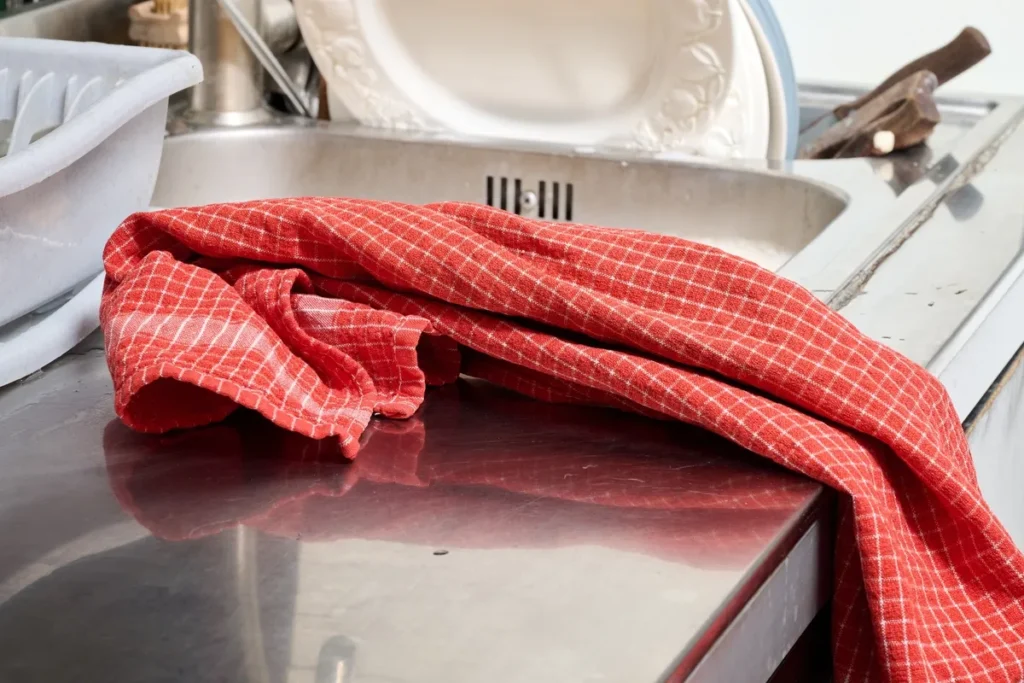 A csehek búcsút intenek a hagyományos konyharuháknak. Itt az új kedvenc: praktikusabb, szebb és nem hagy szöszöket