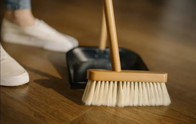 Hol tartod a seprűt? Ha ezen a helyen van, elűzöd a pénzt a házból – jobb, ha azonnal elteszed